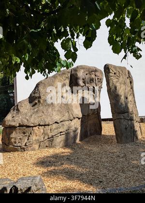 Statische Darstellung einer Kletterwand, in einem Außenpark, mit Kletterwand, Astwerk, Holzhackschnitzel, aus Bodennähe betrachtet, mit braunem G Stockfoto