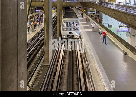 Lyon, Frankreich - 27. Juli 2026: Überblick über die U-Bahn-Station Gorge de Loup mit ankommendem automatisiertem Zug auf Gleis D. Stockfoto