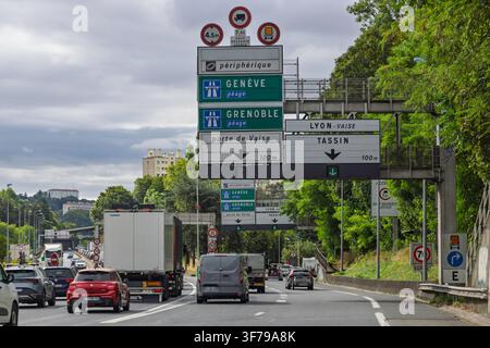Lyon, Frankreich - 27. Juli 2026: Große Richtungsschilder über der Autobahn, die Wege nach Genf, Grenoble, Porte de Vaise und Tassin in Lyon anzeigen. Stockfoto