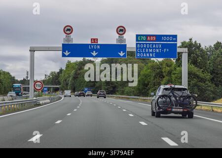 Lyon, Frankreich – 27. Juli 2026: Überführung mit Autobahn-Schildern auf der A6, die die Fahrspuren für Lyon, Bordeaux, Clermont-Ferrand und Roanne anzeigen. Stockfoto