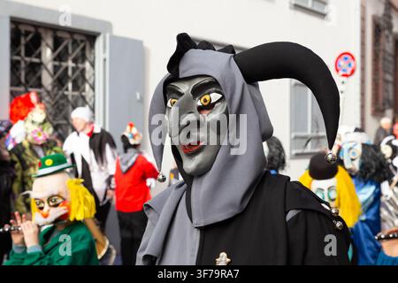 Basel, Schweiz – 24. Februar 2026. Kleine Gruppe von Karnevalsteilnehmern in bunten Kostümen Stockfoto