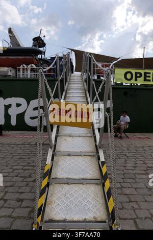 Schild „Nur für die Mannschaft“ hängt an einem Gang, der zu einem Schiff führt, und weist darauf hin, dass der Zugang für Nicht-Schiffsbesatzungsmitglieder eingeschränkt ist. Bulgarien, Varna, 8. August 2026 Stockfoto
