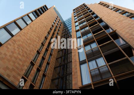 Niedrigwinkelaufnahme von Chiltern Place, Luxuswohnungen in Marylebone, London, die modernes Backstein-und-Glas-Architekturdesign präsentieren. Stockfoto