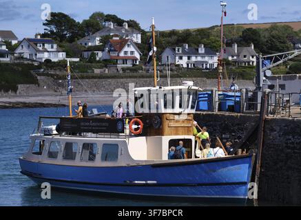 Die St Mawes Fähre hat im Hafen von St Mawes, Cornwall, England, Großbritannien, Großbritannien angelegt Stockfoto