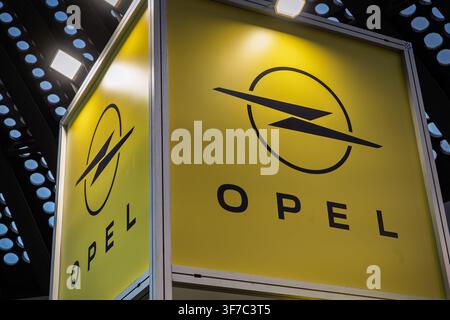 BELGRAD, SERBIEN - 22. MÄRZ 2026: Opel-Logo vor ihrem Autohaus in Belgrad, Serbien. Als Teil von Stellantis ist Opel ein deutscher Automobilhersteller Stockfoto