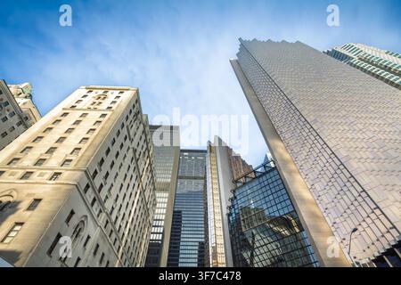 Ältere Steinbauten und moderne Glaskolosse erheben sich in der Innenstadt von Toronto, Kanada, und zeigen den Kontrast zwischen historischer Architektur, Bürotürmen, fi Stockfoto