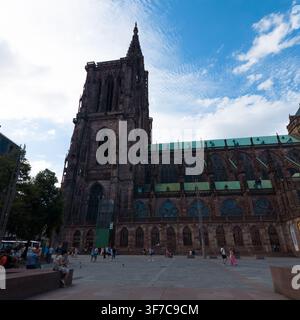 STRASBOURG, FRANKREICH - 6. AUGUST 2026 - Menschen erkunden das historische Wahrzeichen der Kathedrale von Strasbourg in Elsaß, Frankreich Stockfoto