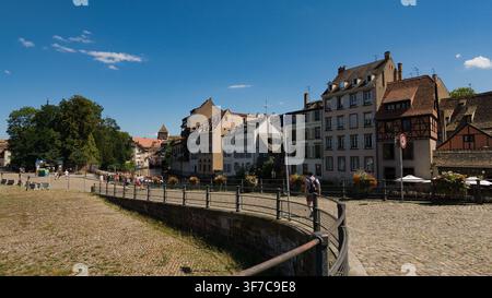 STRASBOURG, FRANKREICH - 6. AUGUST 2026 - Viertel Petite France in Straßburg mit traditionellen Gebäuden entlang des Kanals und spazierenden Menschen Stockfoto