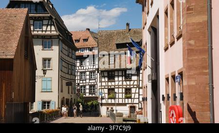 STRASBOURG, FRANKREICH - 6. AUGUST 2026 - Menschen erkunden historische Gebäude und Kanäle im charmanten Viertel Petite France in Strasbourg Stockfoto