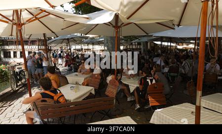 STRASBOURG, FRANKREICH - 6. AUGUST 2026 - Menschen, die sich auf einer Cafeteria-Terrasse in der Kleinen Frankreichs in Straßburg entspannen und speisen Stockfoto