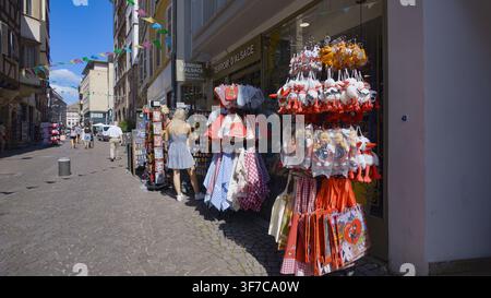 STRASBOURG, FRANKREICH - 6. AUGUST 2026 - Menschen kaufen traditionelle Souvenirs und Geschenke an einem Außendstand in Strasbourg, Frankreich Stockfoto