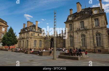 STRASBOURG, FRANKREICH - 6. AUGUST 2026 - Menschen, die sich im historischen Palais Rohan in Straßburg, Frankreich, entspannen und erkunden Stockfoto