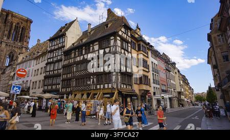 STRASBOURG, FRANKREICH - 6. AUGUST 2026 - Menschen genießen einen Sommertag auf einer historischen Straße in Straßburg, Frankreich Stockfoto