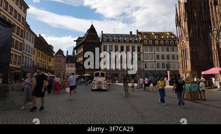 STRASBOURG, FRANKREICH - 6. AUGUST 2026 - Menschen besuchen den historischen Kathedralplatz in Straßburg mit architektonischen Wahrzeichen Stockfoto