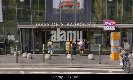 STRASBOURG, FRANKREICH - 6. AUGUST 2026 - Menschen betreten die Gare de Strasbourg, einen modernen Verkehrsknotenpunkt in Frankreich Stockfoto