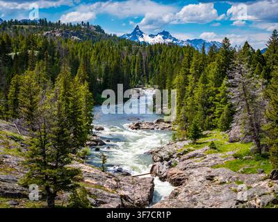 Scenische Luftaufnahme des Lake Creek, der entlang der Chief Joseph Scenic Byway in Wyoming fließt Stockfoto