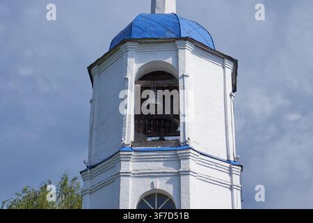 Pereslawl-Salesski, Russland – 5. August 2026: Historischer orthodoxer Glockenturm mit Kirchenglocken Stockfoto