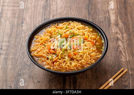 Scharfe Instant-Ramen-Nudeln mit Gemüsesuppe Stockfoto