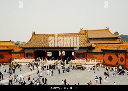 PEKING, CHINA - 24. APRIL 2026: Große Menschenmenge von Touristen besucht ein traditionelles Tor und Pavillons im Inneren des Zǐjìnchéng-Palastkomplexes in Peking Stockfoto