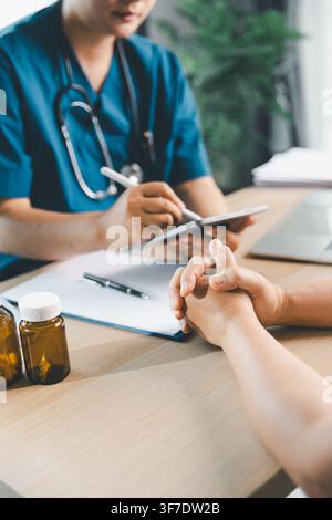 Arzt verwendet ein digitales Tablet während der Patientenberatung mit Medicineflaschen auf dem Schreibtisch, verschreibungspflichtige Medikamente, Behandlungsplan, Apotheke und Gesundheitsvorsorge Stockfoto
