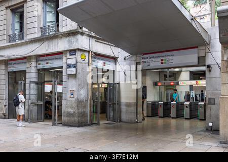Lyon, Frankreich - 27. Juli 2026: Eingang und Ticketdrehtüren der Metro- und Standseilstation Vieux Lyon Kathedrale Saint-Jean im historischen Viertel. Stockfoto