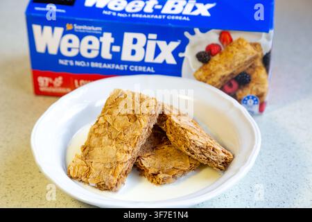 Sanitarium Weet-Bix-Müsli ist ein Vollkorn-Weizen-Frühstücksgetreide, das in Australien und Neuseeland hergestellt wird Stockfoto