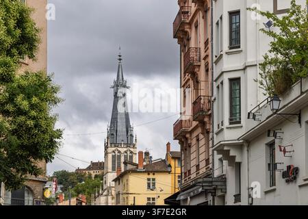 Lyon, Frankreich – 27. Juli 2026: Kirchturm der Eglise Saint-Georges erhebt sich hinter historischen Gebäuden im alten Lyon unter einem bewölkten Himmel. Stockfoto