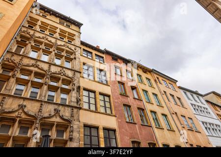 Lyon, Frankreich – Historische Renaissance- und Gotik-Fassaden mit kunstvollen Steinmetzarbeiten und farbenfrohen Wänden im Altstadtviertel von Lyon. Stockfoto