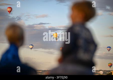 Heißluftballons, die während des 9. August-Morgenneinstiegs des Bristol International Balloon Fiesta fotografiert wurden, aufgenommen vom Clifton Observatory über Stockfoto