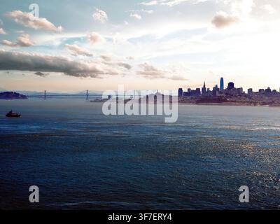 San Francisco, Kalifornien, 08.10.2018 Beschreibung: Skyline von San Francisco und Bay Bridge, gesehen von der Golden Gate Bridge. Stockfoto