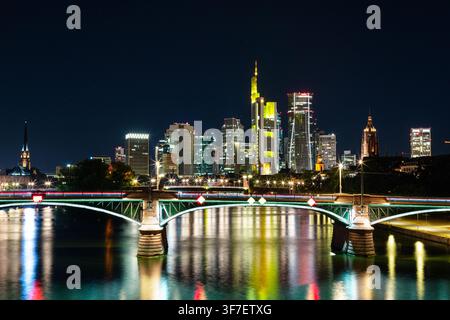 FRANKFURT AM MAIN, DEUTSCHLAND - 7. AUGUST 2026. Nacht-Skyline von Frankfurt mit der Alten Brücke und Spiegelungen im Main. Stockfoto