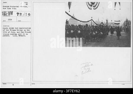 Die Einweihung der Wilson-Brücke in Lyon, Frankreich, am Nationalfeiertag, 1918, mit französischen Truppen, die in einer Parade darüber ziehen, fotografiert während des Ersten Weltkriegs. Stockfoto