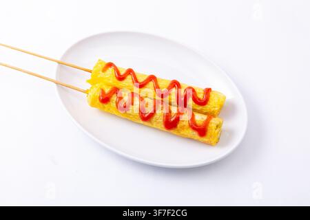 Chinesischer Straßenfood-Stil Gegrillte Wurst in gebratenem Ei gewickelt Stockfoto