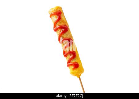 Chinesischer Straßenfood-Stil Gegrillte Wurst in gebratenem Ei gewickelt Stockfoto