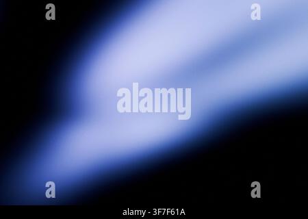 Abstrakter dunkelblauer leuchtender Lichtleck-Hintergrund. Weiche Fokus-Futuristischer-Lichtfleck-Textur mit Gradientenunschärfe für modernes Design, Banner, Tapete, a Stockfoto