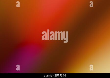 Abstrakter warmer roter, orangefarbener und lila verschwommener Farbverlaufshintergrund mit feiner Körnertextur. Weiche Fokus-Lichtleck-Effekt für Retro-Banner, Tapete Stockfoto