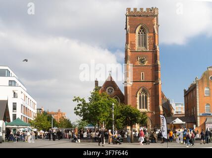 Einwohner genießen einen Outdoor-Markt am The Mount vor der St Mary's Church in Acton, London, und bringen die Gemeinschaft zusammen. Stockfoto
