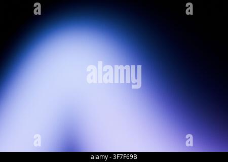 Abstrakter dunkelblauer leuchtender Hintergrund mit einem weich fokussierten Bogenlichteffekt. Körnige Gradienten-Neon-Textur für futuristische Designs, Web-Banner, Tapeten Stockfoto