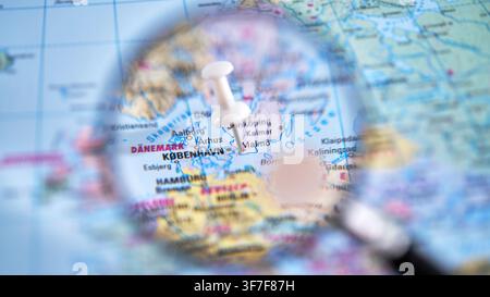Karte zeigt einen markierten Ort mit einer Lupe in Kopenhagen Stockfoto