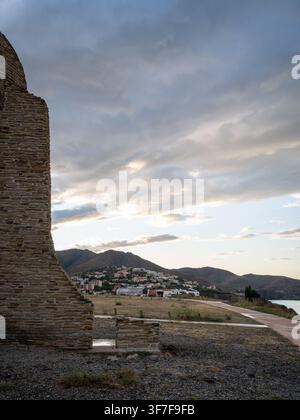 Blick zum Leuchtturm Cap Cerbere mit Blick auf die felsige Mittelmeerküste in der Nähe der französisch-spanischen Grenze Stockfoto