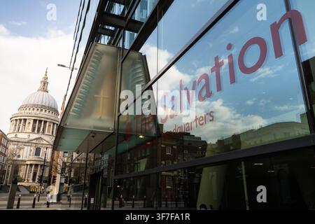St. Paul's Cathedral von der Internationalen Hauptgeschäftsstelle der Heilsarmee aus gesehen, still während der COVID-19-Lockdown in London. Stockfoto