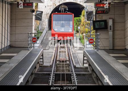 Lyon, Frankreich – 27. Juli 2026: Rote Stand-Just-Seilbahn am Bahnsteigers neben dem Tunneleingang im Vieux Lyon. Stockfoto