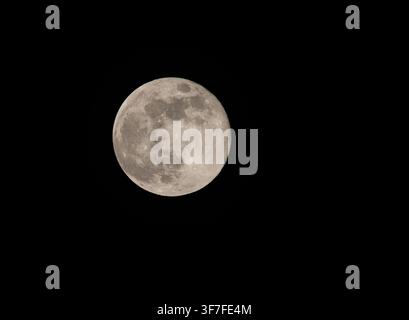 Vollmond am Nachthimmel. Stockfoto