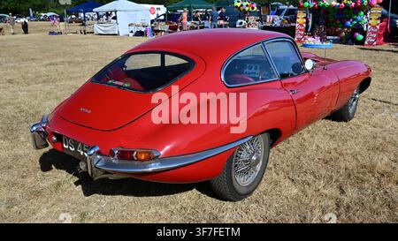 1962 Jaguar XK-E/E-Type 3.8 Flachboden-Coupé auf dem Cranleigh Lions Classic Auto Show am 9. August 2026. Stockfoto