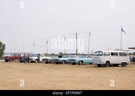 IRRICANA, ROCKY VIEW COUNTY, ALBERTA, KANADA – 08. AUGUST 2026: Pioneer Acres Jahresschau. Eine Reihe klassischer Retro-Autos, Vintage-Pickup-Trucks und ein Wh Stockfoto