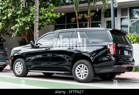 Miami, Florida, USA - 19. Dezember 2025: Chevrolet Tahoe 2023 SUV. Luxus-SUV Chevrolet Tahoe. Auto Chevrolet Tahoe parkt im Freien. Black Chevy Stockfoto