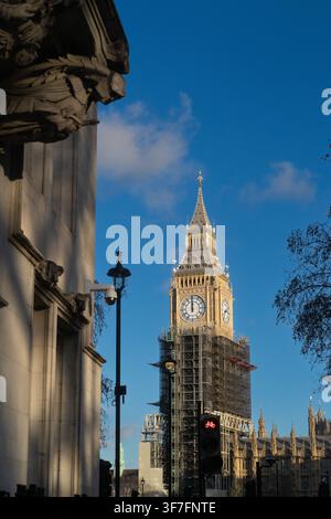 Londons ikonischer Elizabeth Tower (Big Ben) unter Gerüsten als Teil eines umfangreichen Restaurierungs- und Naturschutzprojekts zu sehen. Stockfoto