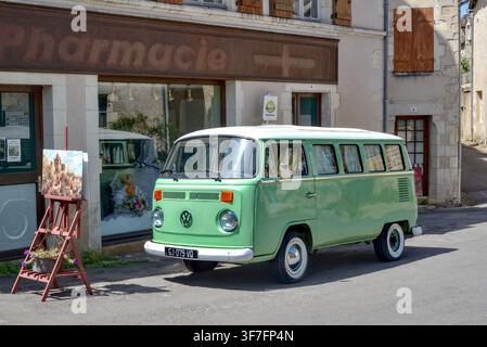 Restaurierter VW-Kombi-Camper aus den 1970er Jahren - Angles-sur-l'Anglin, Vienne (86), Frankreich. Stockfoto