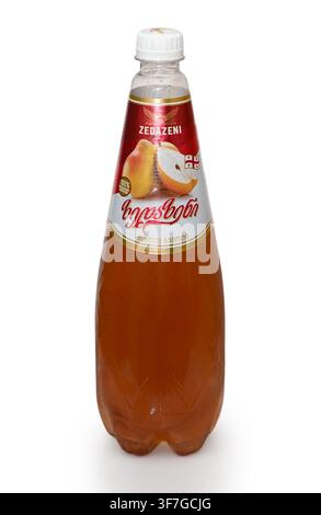 2. April 2026, Tiflis, Georgien Flasche georgianisches kohlensäurehaltiges Erfrischungsgetränk Zedazeni Birnengeschmack Limonade isoliert auf weißem Hintergrund. Hergestellt in Geo Stockfoto