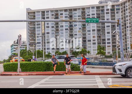 Nahaufnahme von Fußgängern, die bei Grün über die Straße an der Indian Creek Drive in Florida überqueren. Miami Beach. USA. Stockfoto
